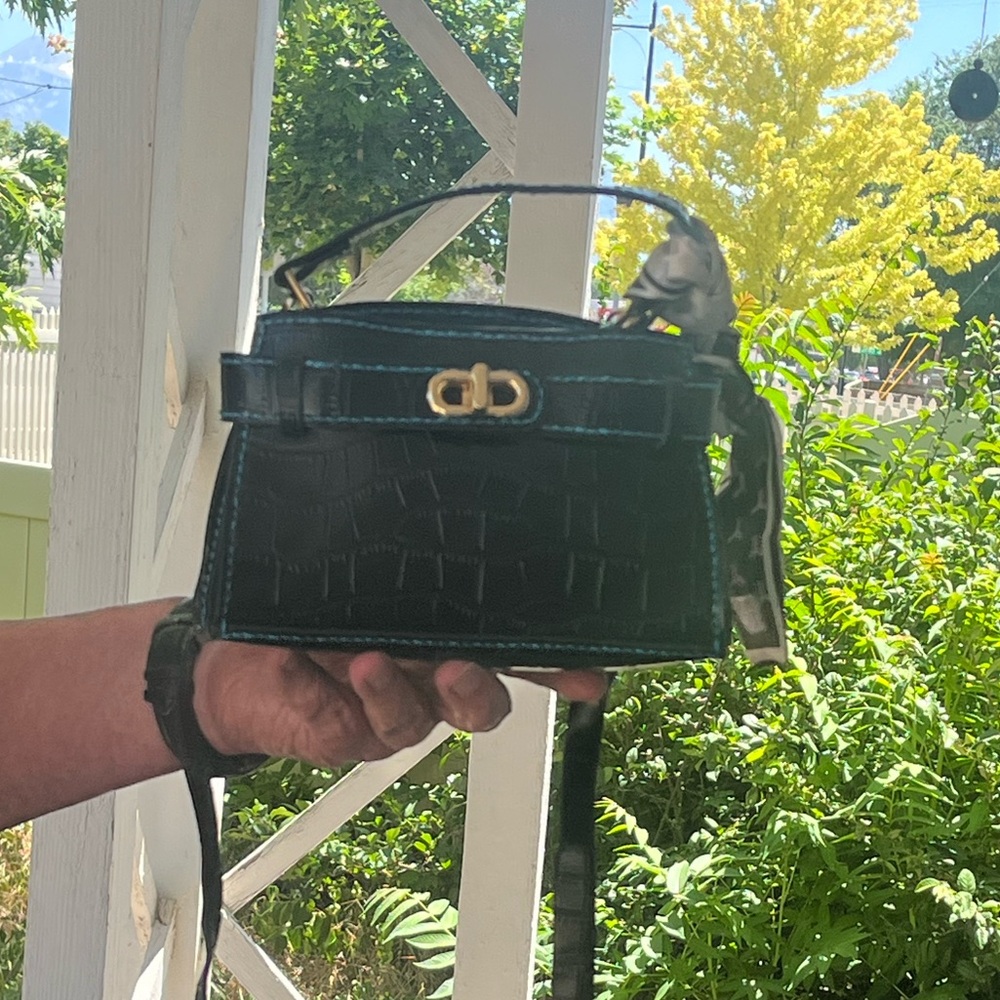 Elegant Black Croc-Embossed Women's Bag
